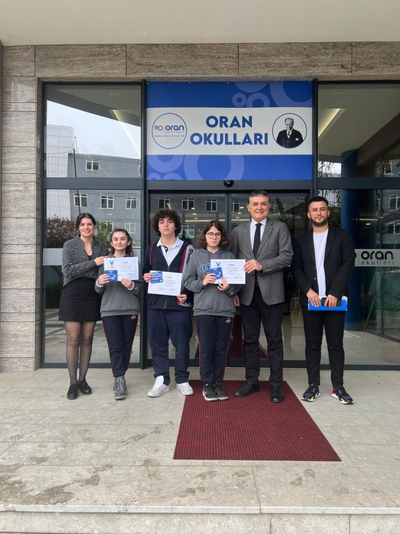 Oran Anadolu Lisesi kademelerinde düzenlenen “Her Fotoğrafın Hikayesi Var.” isimli hikâye yazma yarışması, öğrencilerimizin yoğun katılımı ve özgün eserleriyle başarıyla tamamlanmıştır. görseli 1